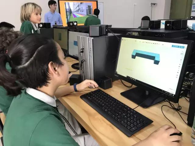 学生们正在认真进行校园的3D设计